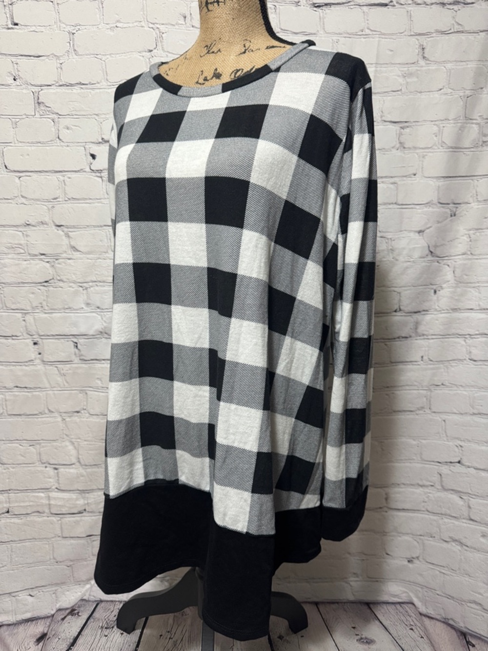Acting Pro Black and White Buffalo Plaid Women's Long Sleeve Stretchy Cozy Top